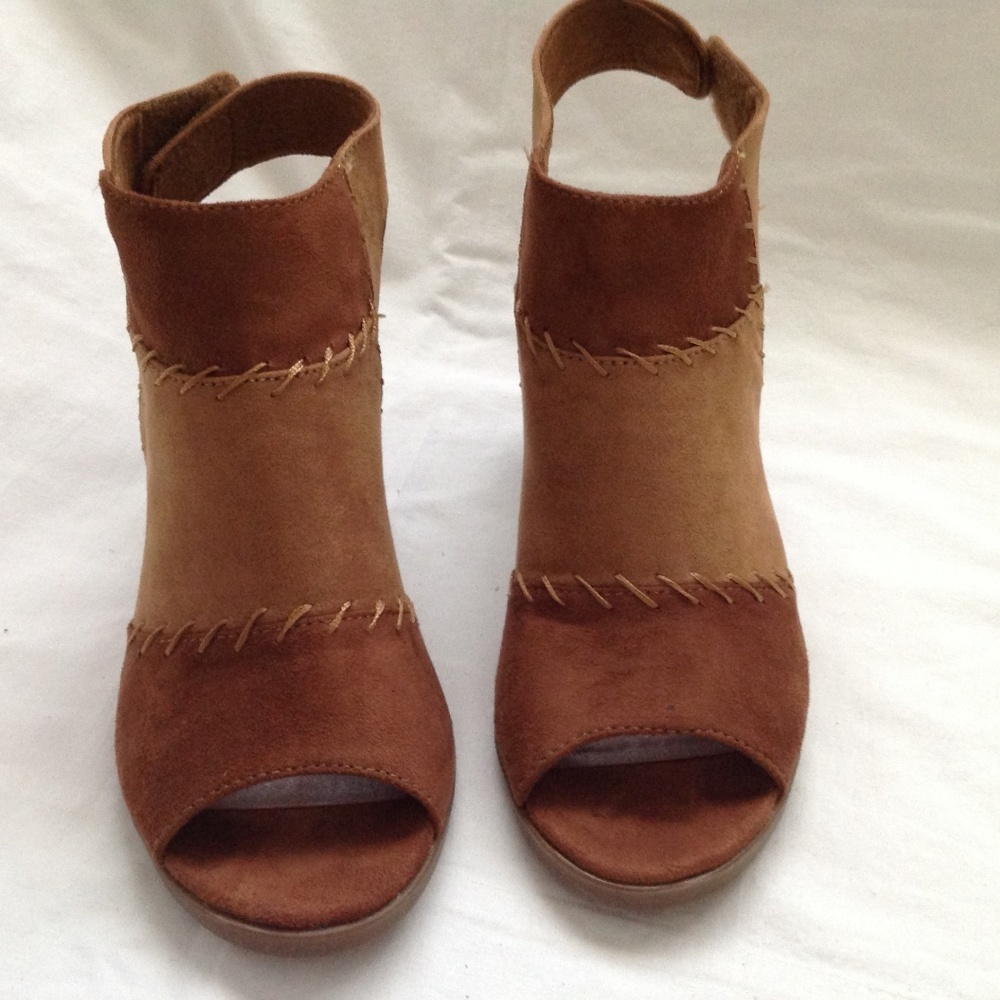 Dept 222 Ladies Two-tone Heels
